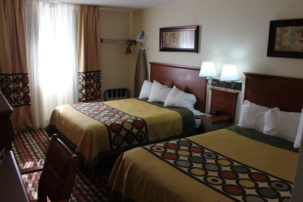 Super 8 By Wyndham Grand Forks Hotel Eksteriør billede