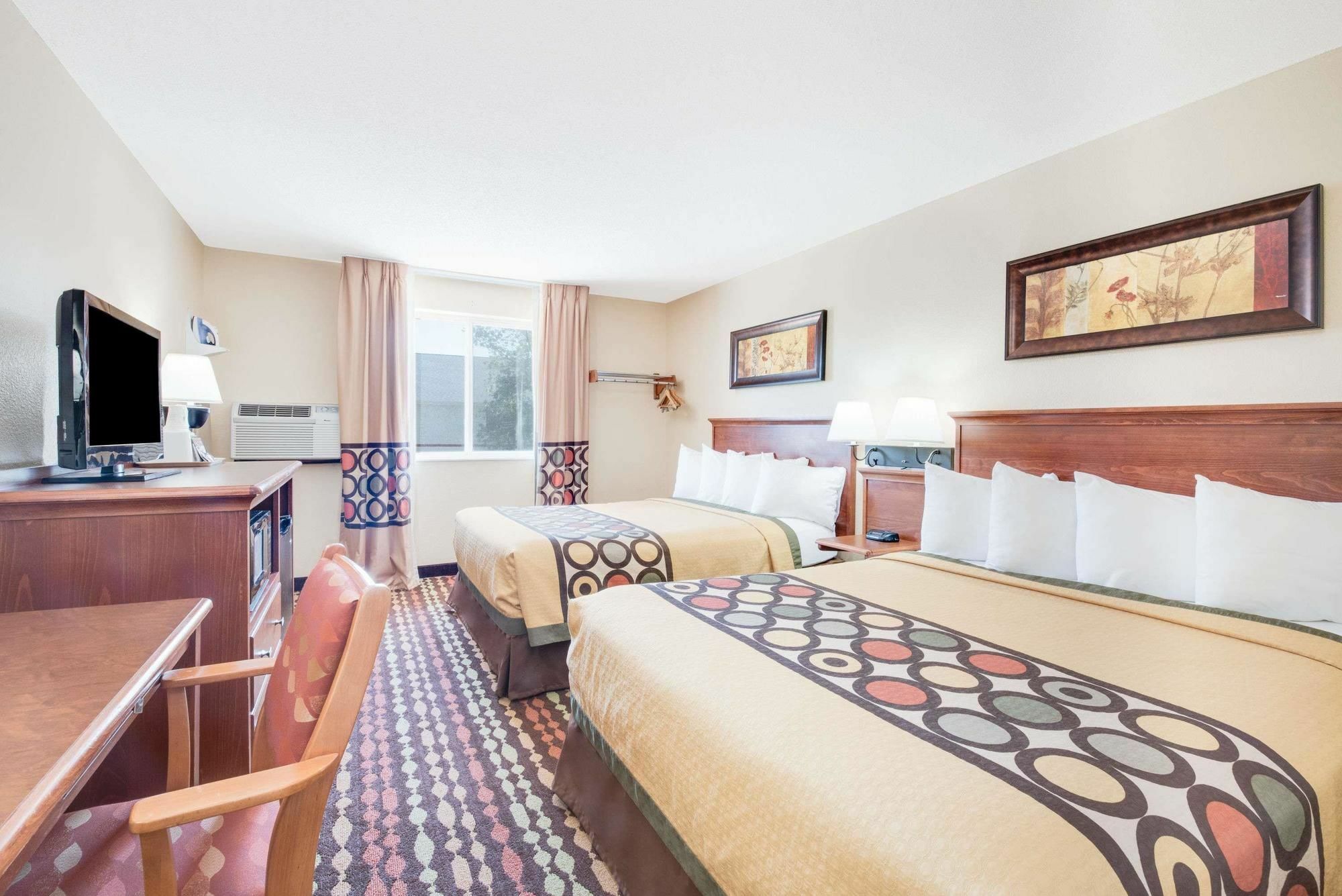 Super 8 By Wyndham Grand Forks Hotel Eksteriør billede